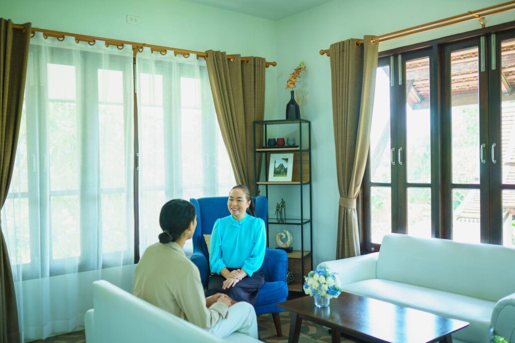 นักจิตบำบัดให้คำปรึกษาแก่ผู้เข้ารับการบำบัด